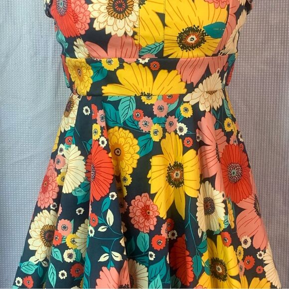 VARGA Cheerful Flower Sleeveless Retro Dress - Picture 3 of 10